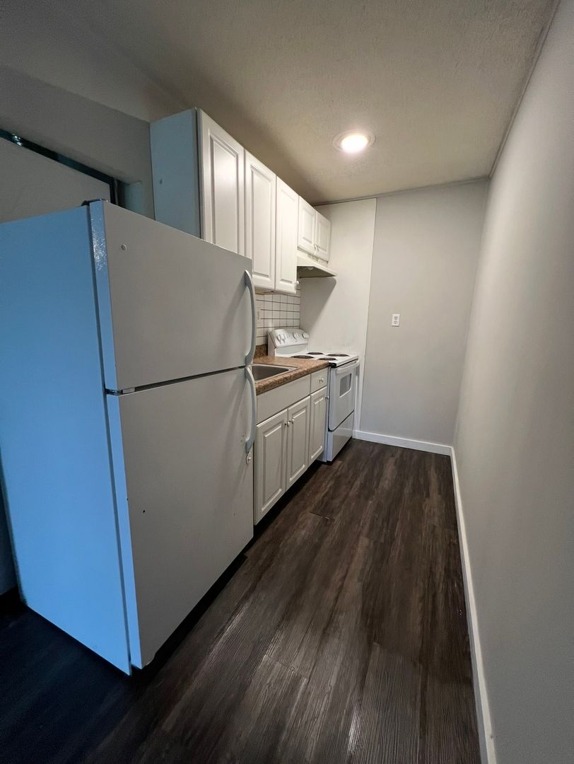 Muncie Apartment: 102-116 N Manhattan Ave