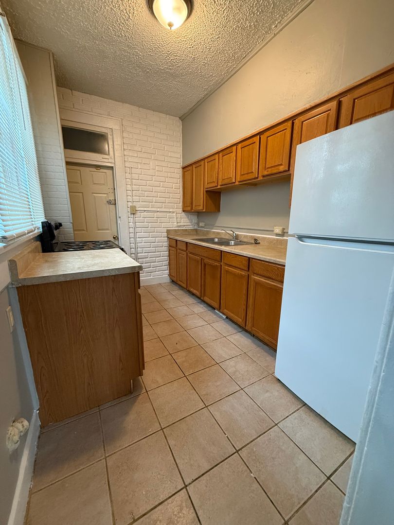 Muncie Apartment: 321 West Charles Street - 1