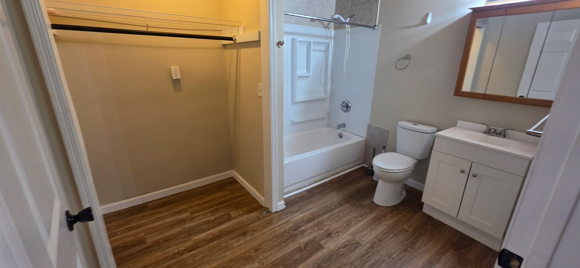 Yorktown Apartment: 9841 W. Smith St.