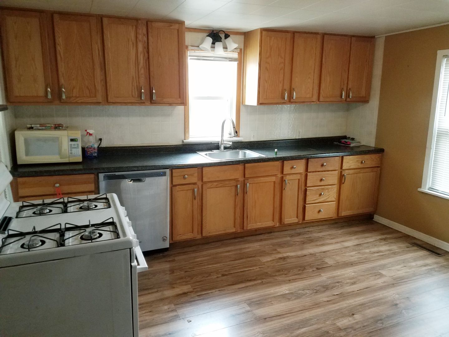 La Crosse Apartment: 1811 George St.