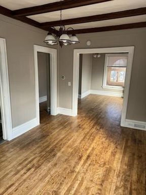 Lower 2 Bedroom near Downtown – photo 1