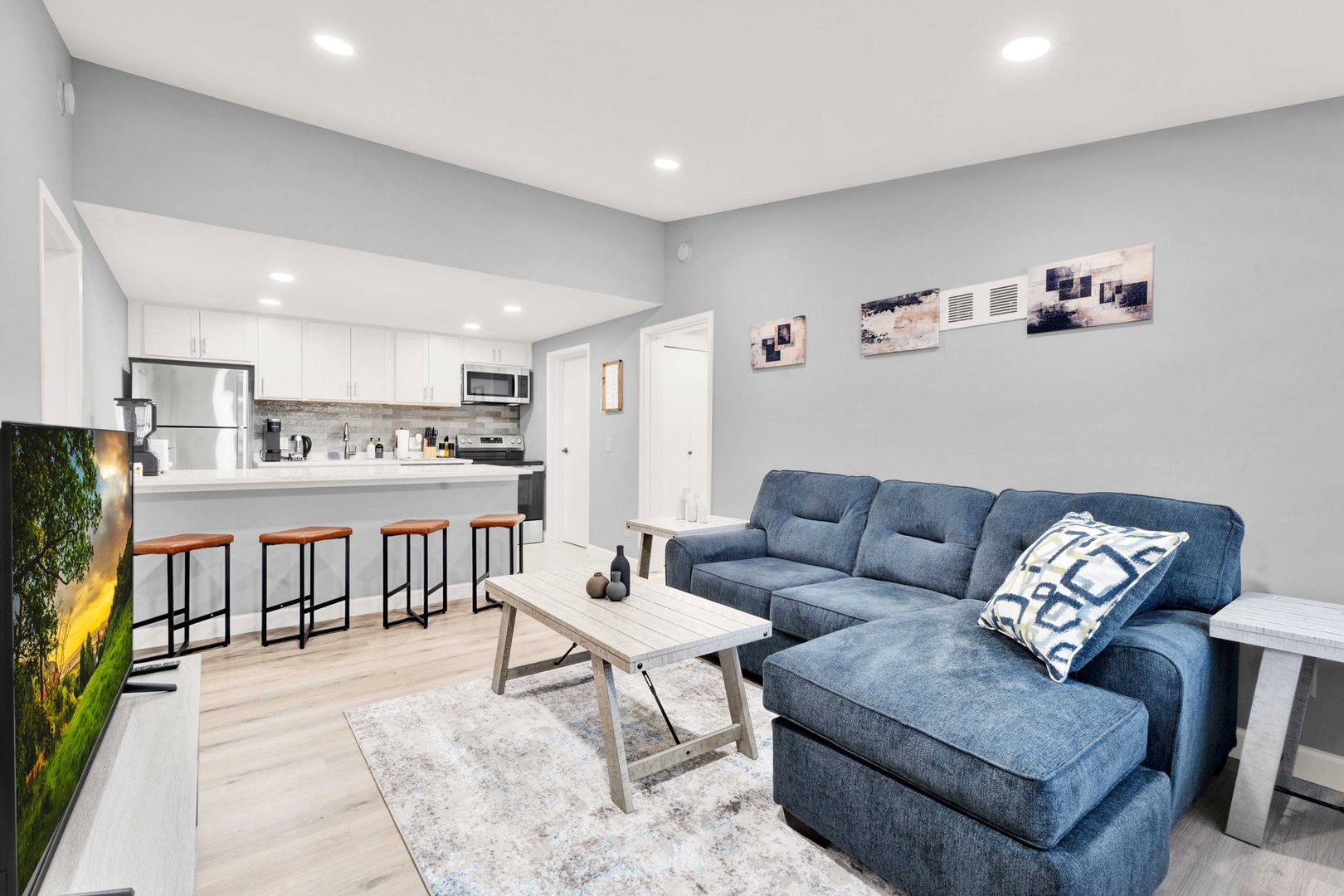 Rochester Hills Apartment: 6 Roanoke Ln