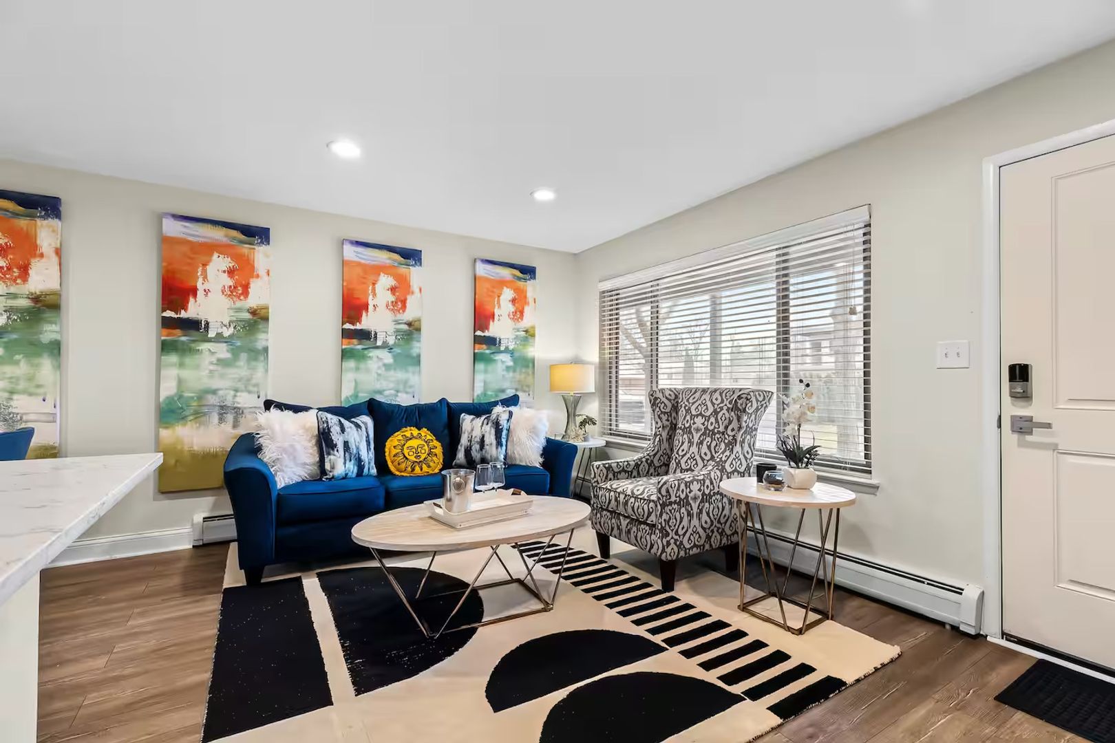 Royal Oak Apartment: 2325 W 13 Mile Rd