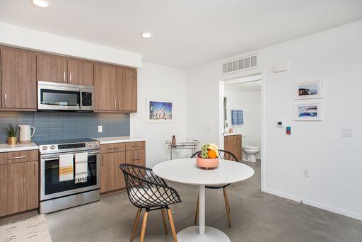 1B1B IN POINT LOMA! LAUNDRY IN-UNIT, PARKING, CENTRAL AC, PETS WELCOME! – photo 1