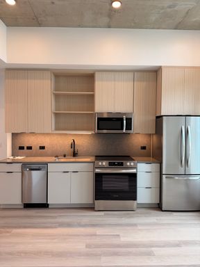 LUXURY PENTHOUSE 1 BED/1 BATH IN MISSION HILLS! 1/2 OFF FIRST MONTH'S RENT! GARAGE PARKING, LAUNDRY IN-UNIT, CENTRAL AC, PATIO BALCONY, TOP FLOOR, PETS WELCOME! – photo 1