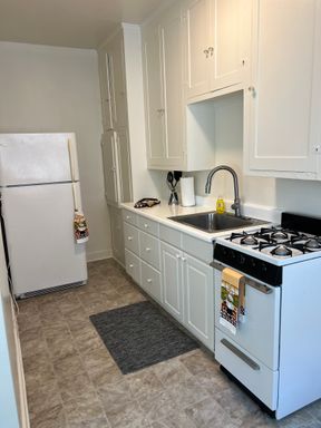 TWO MONTH'S FREE!!! CHARMING STUDIO IN BANKERS HILL!GATED, LAUNDRY ON-SITE, GREAT AREA! – photo 1