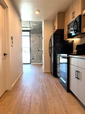 AFFORDABLE HOUSING STUDIO AVAILABLE IN BANKERS HILL! LAUNDRY IN-UNIT, CENTRAL AC, BALCONY, PETS WELCOME! – photo 1