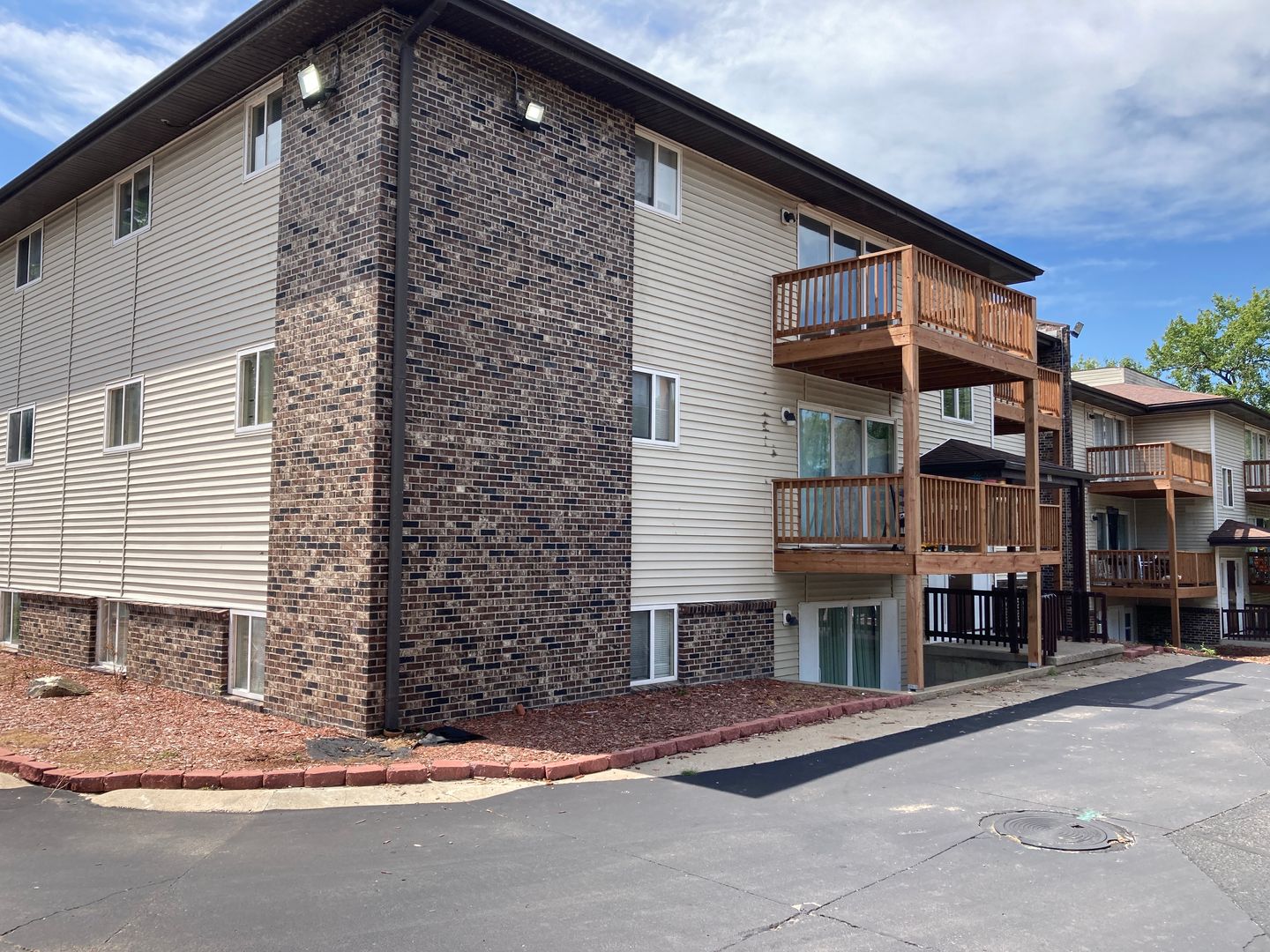 Jefferson City Apartment: 811 Monroe St