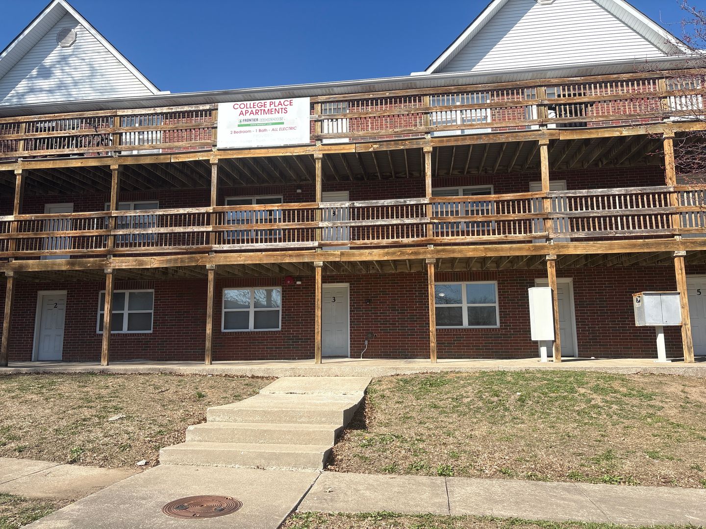 Warrensburg Apartment: 211 McGoodwin St