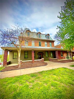 702 6th St Apt 1, Boonville, MO 65233
