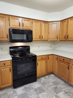 2 Bedrooms / 1.5 Bath - Interior Townhome w/ One (1) Car Attached Garage and Unfinished Basement – photo 1