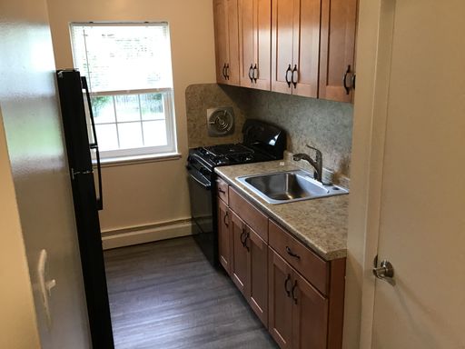 2 Bedrooms / 1 Bath - 1st Floor, End Apartment – photo 1
