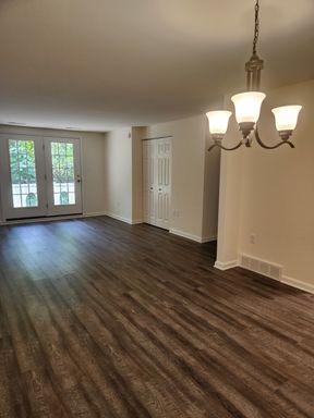2 Bedrooms / 1.5 Bath - 2nd Floor, End Apartment – photo 1