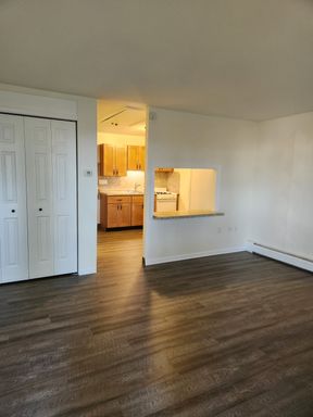 1 Bedroom / 1 Bath - 2nd Floor Apartment – photo 1