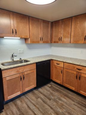 2 Bedrooms / 1.5 Bath - 1st Floor, End Apartment – photo 1