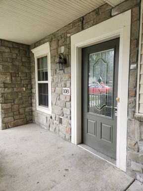 2 Bedrooms / 2 Baths - 1st Floor, Interior Apartment – photo 1