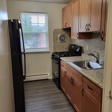 2 Bedrooms / 1 Bath - 2nd Floor, End Apartment – photo 1