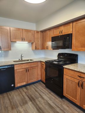 2 Bedrooms / 1.5 Baths - Interior Townhouse – photo 1