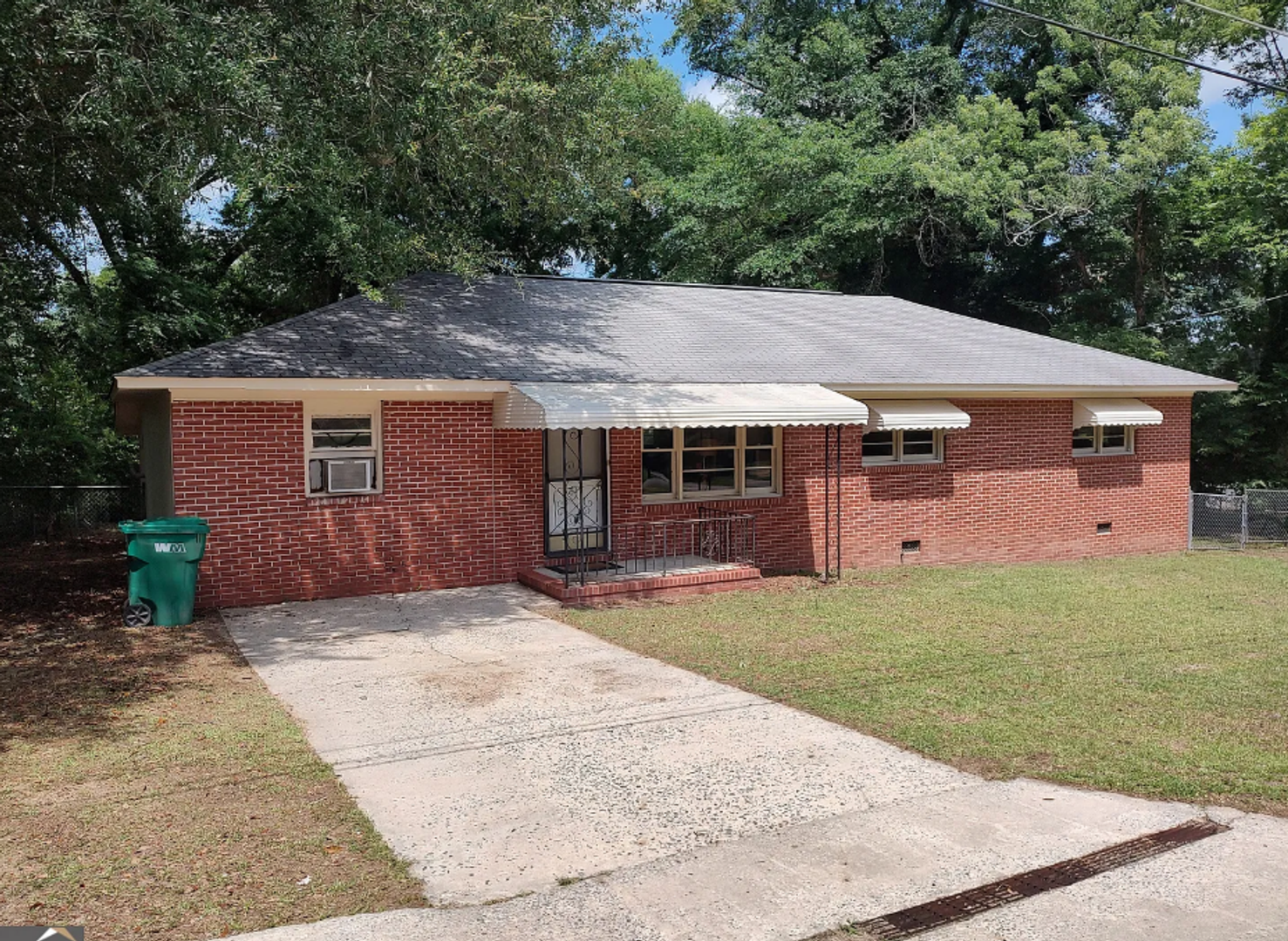 Roberta House: 98 New St