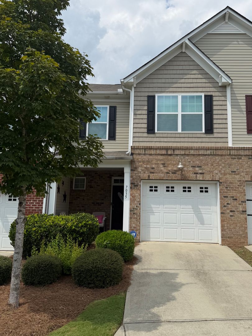 Rock Hill House: 7035 Woodsbay Lane