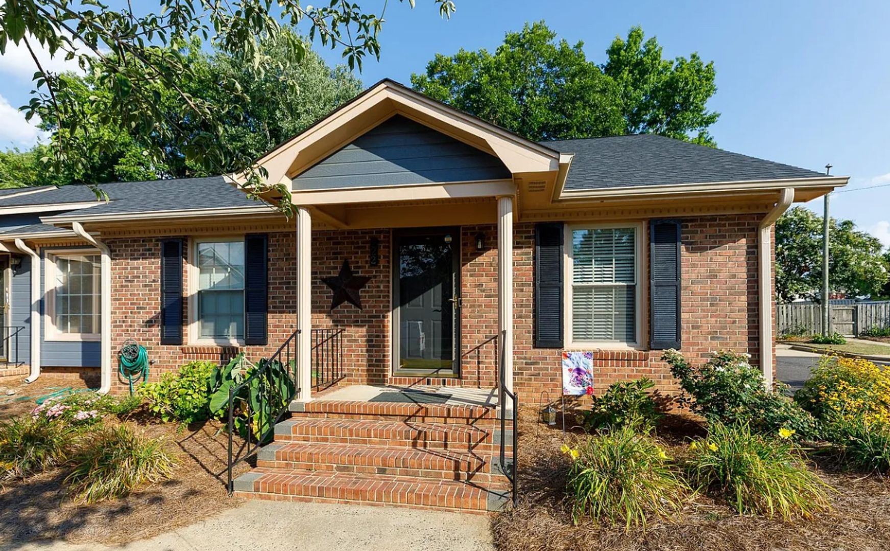 Rock Hill House: 222 Pointe Circle