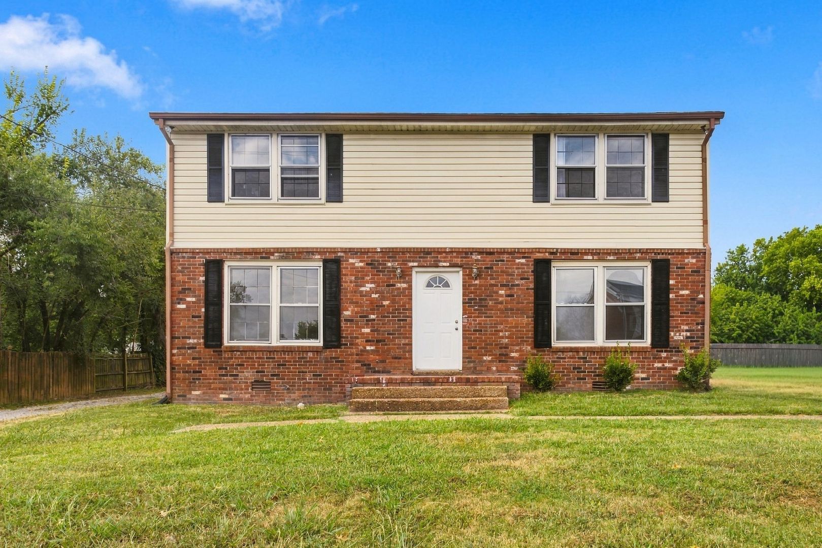 Hendersonville Multiplex: 102 Susan Dr