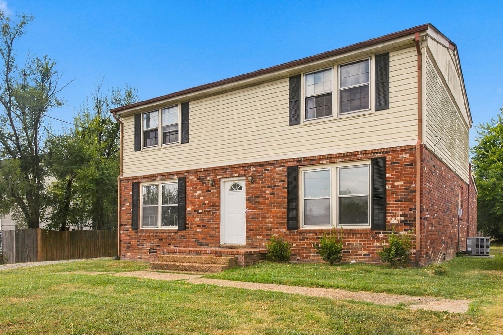Hendersonville Multiplex: 102 Susan Dr