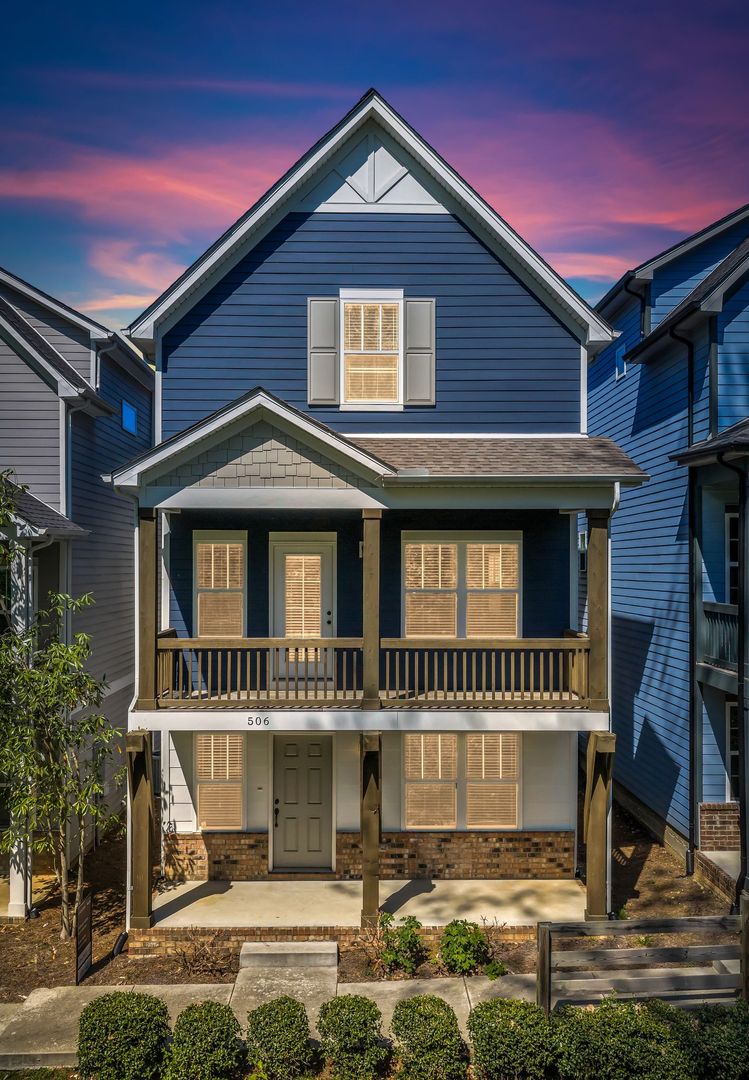 Nashville House: 506 Broussard Blvd