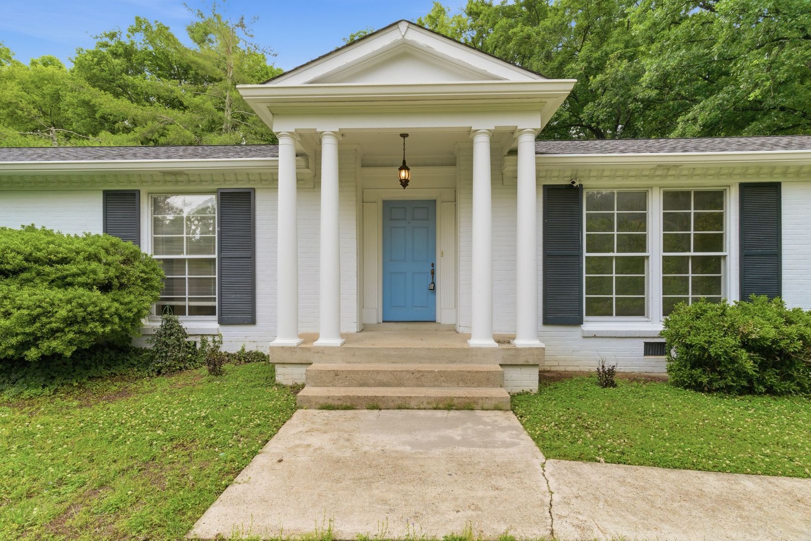 Nashville House: 5724 Knob Rd