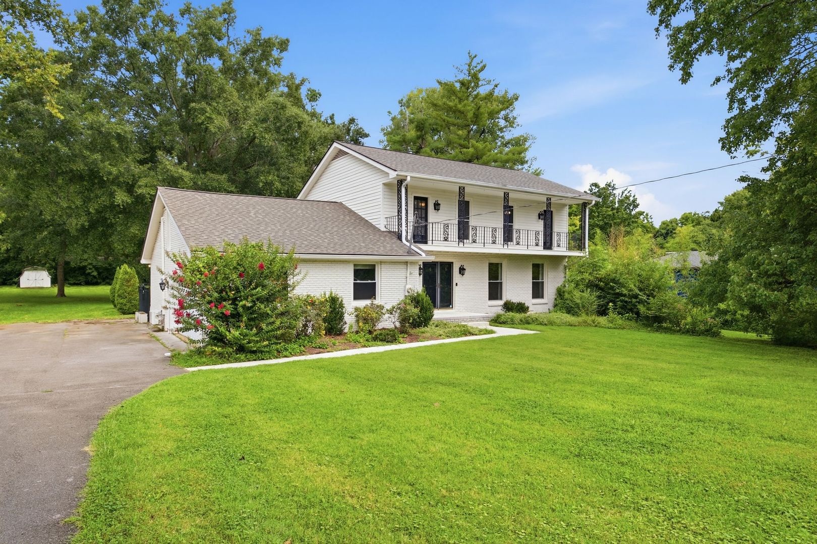 Brentwood House: 1303 General MacArthur Dr