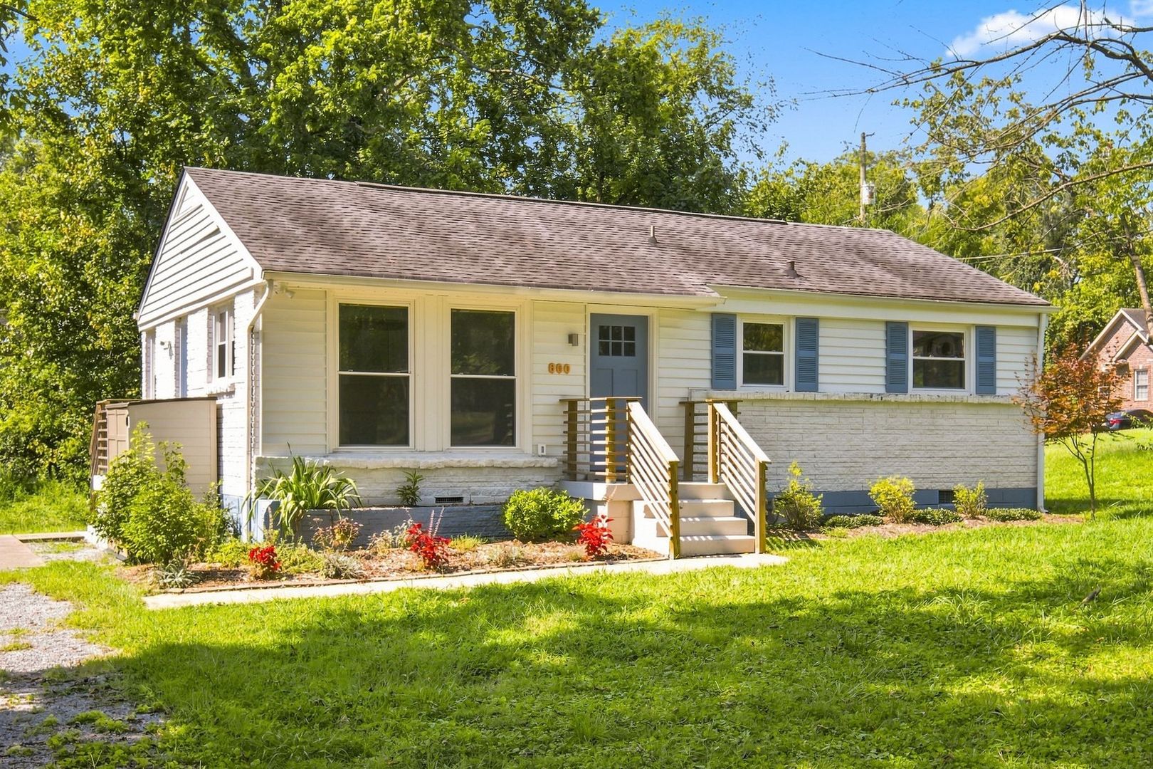 Nashville House: 800 Oak St