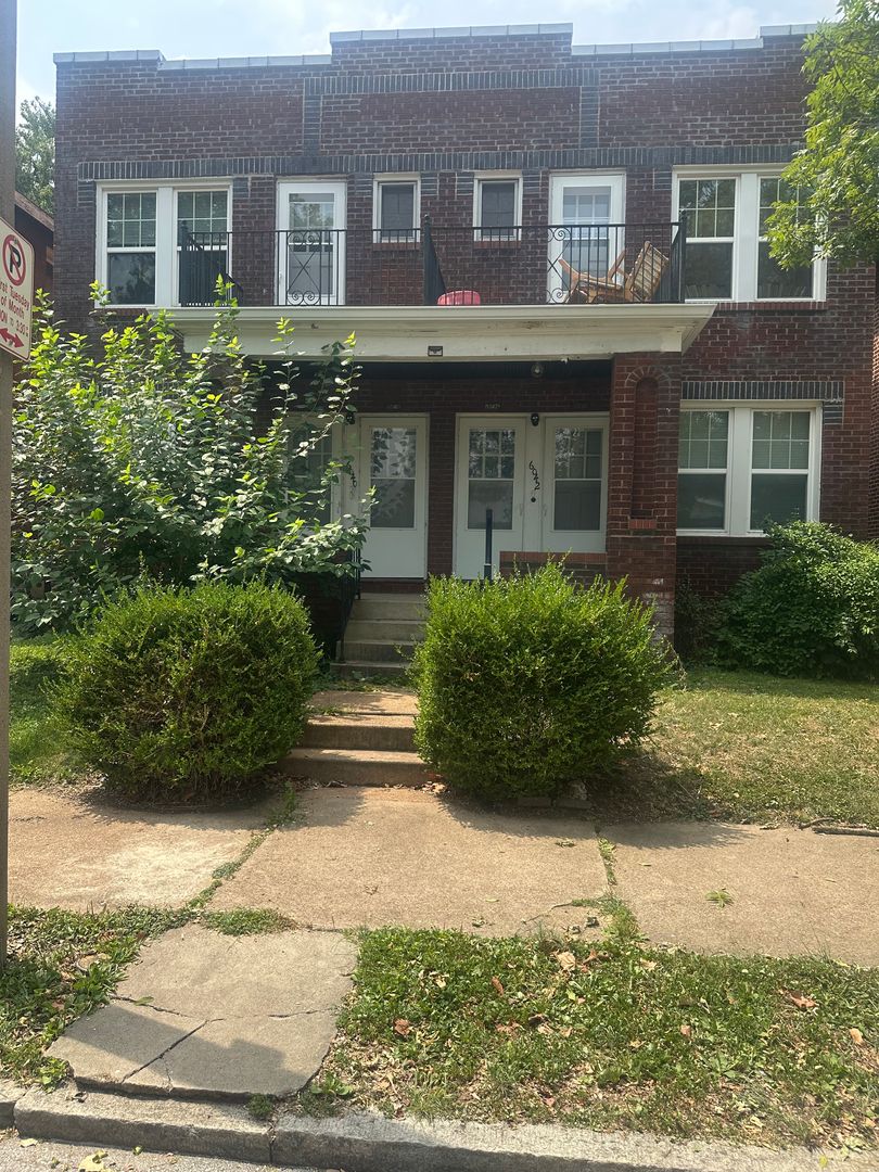 St Louis Apartment: 6040-42 Southwest Ave