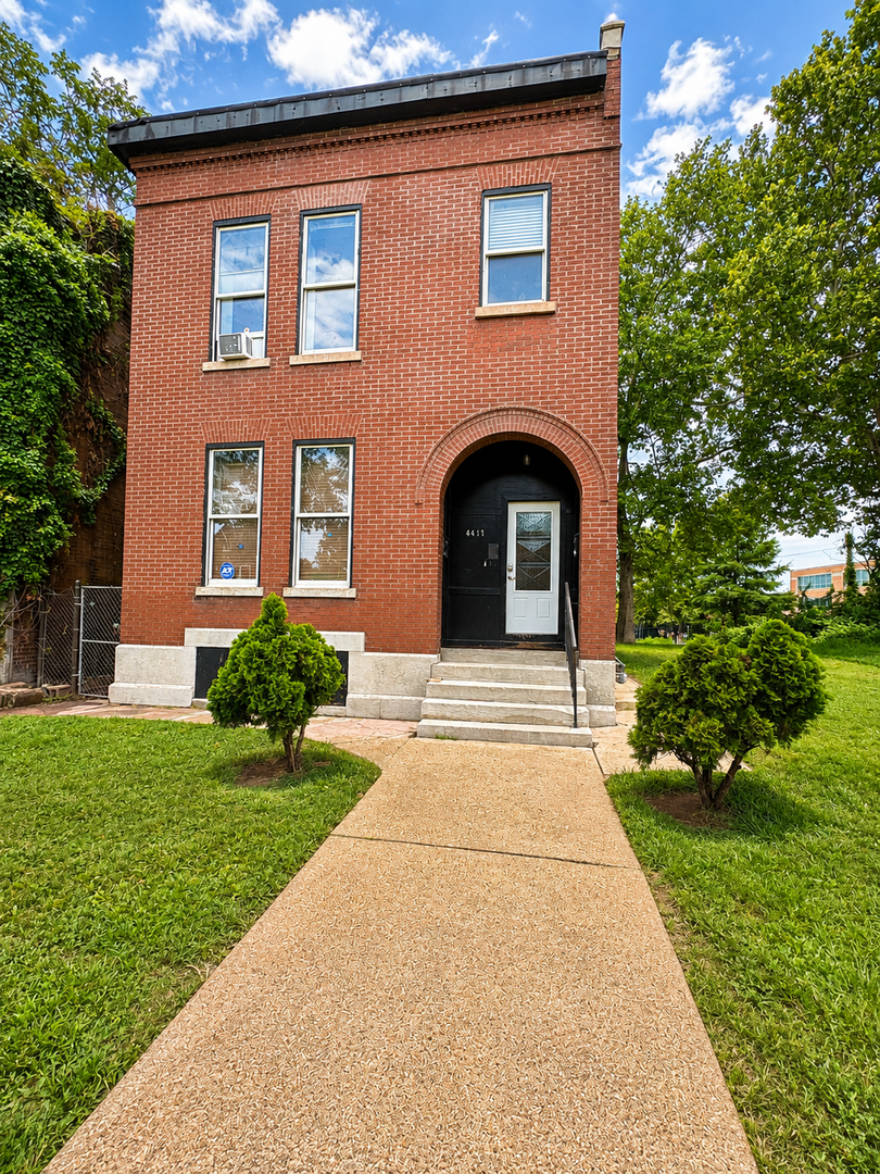 St. Louis Apartment: 4417 Strodtman Place