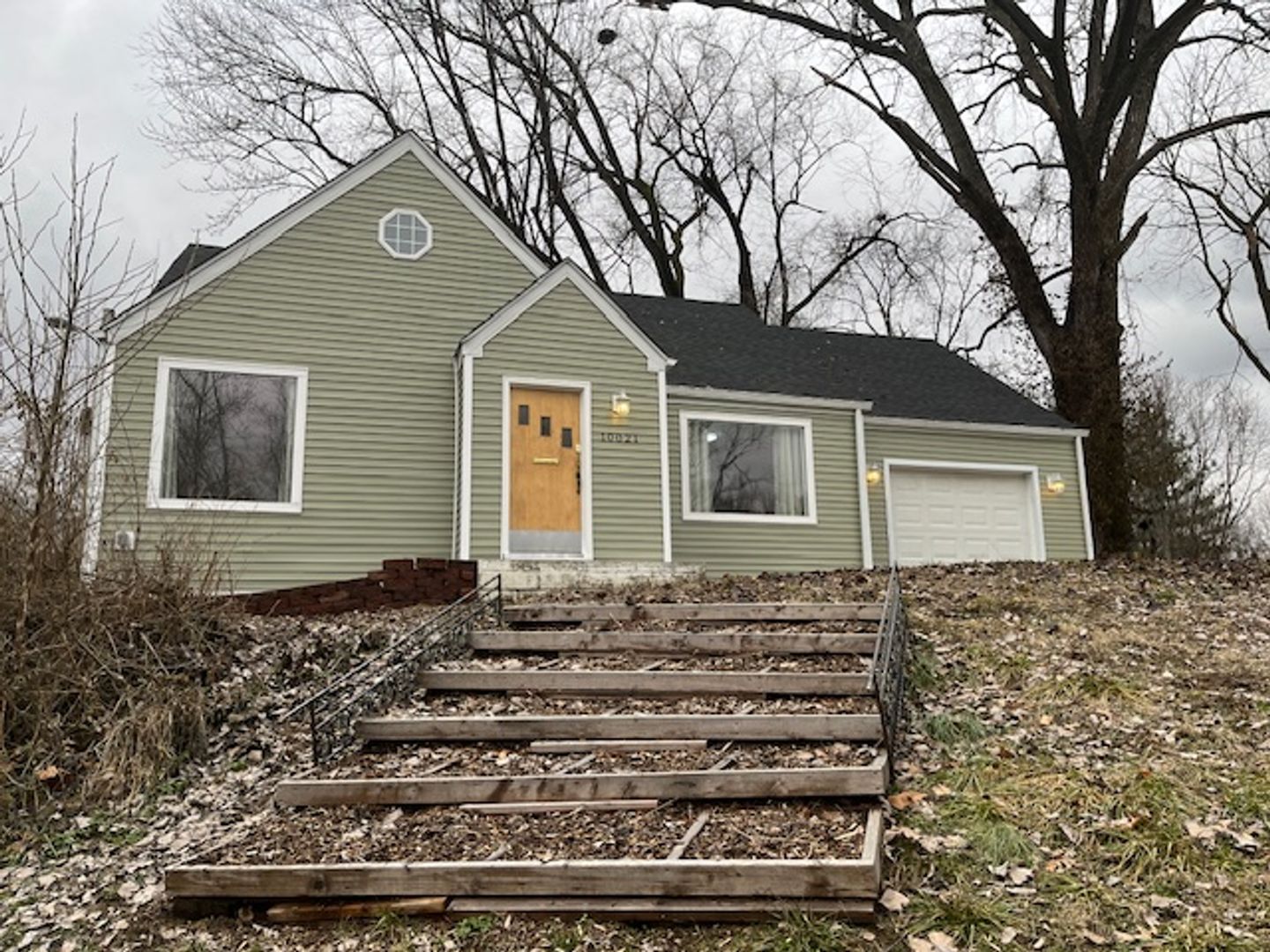 Fairview Heights Apartment: 10023 St Clair Ave