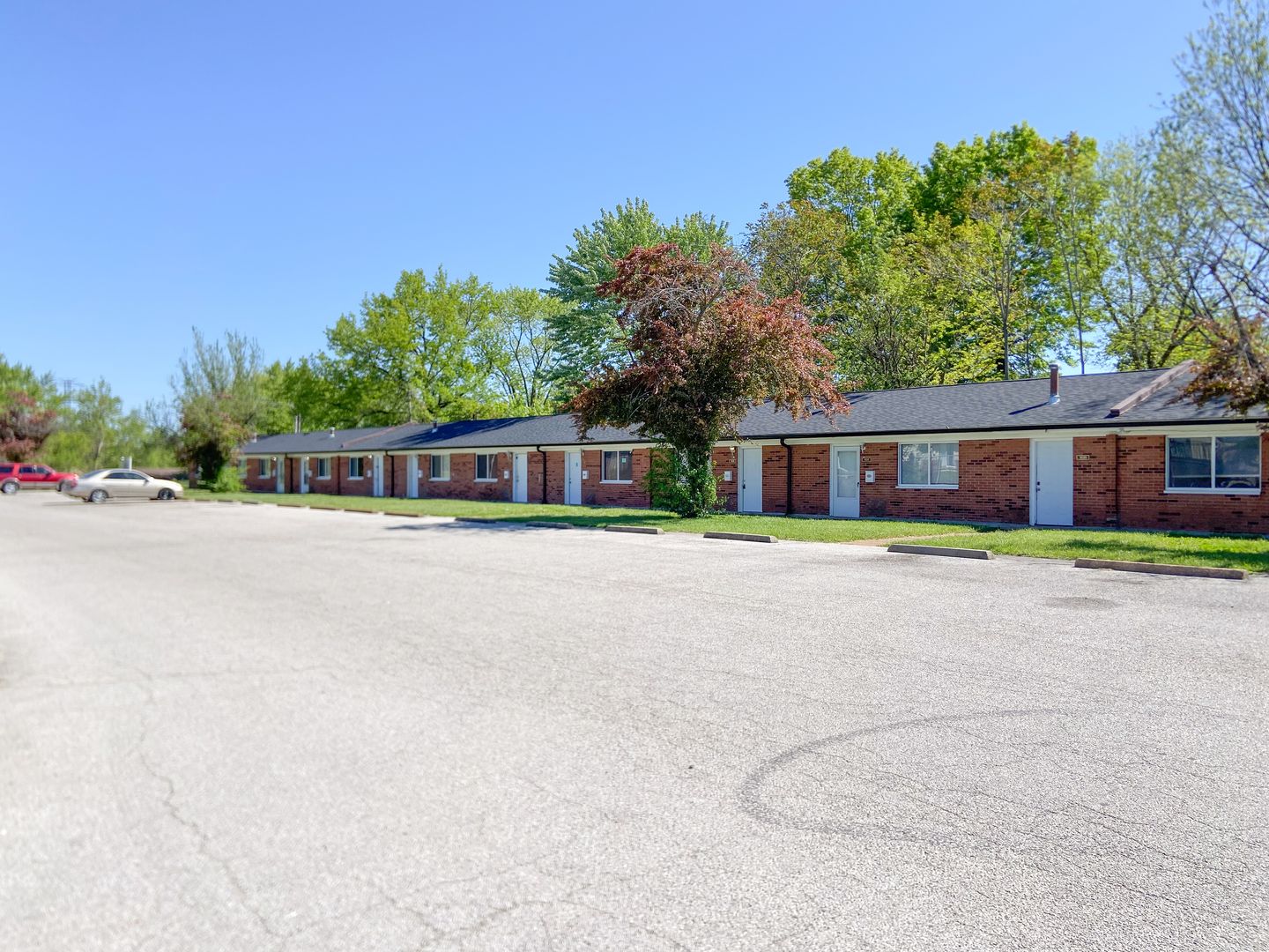 Spanish Lake Apartment: 1585-87 Leonaire