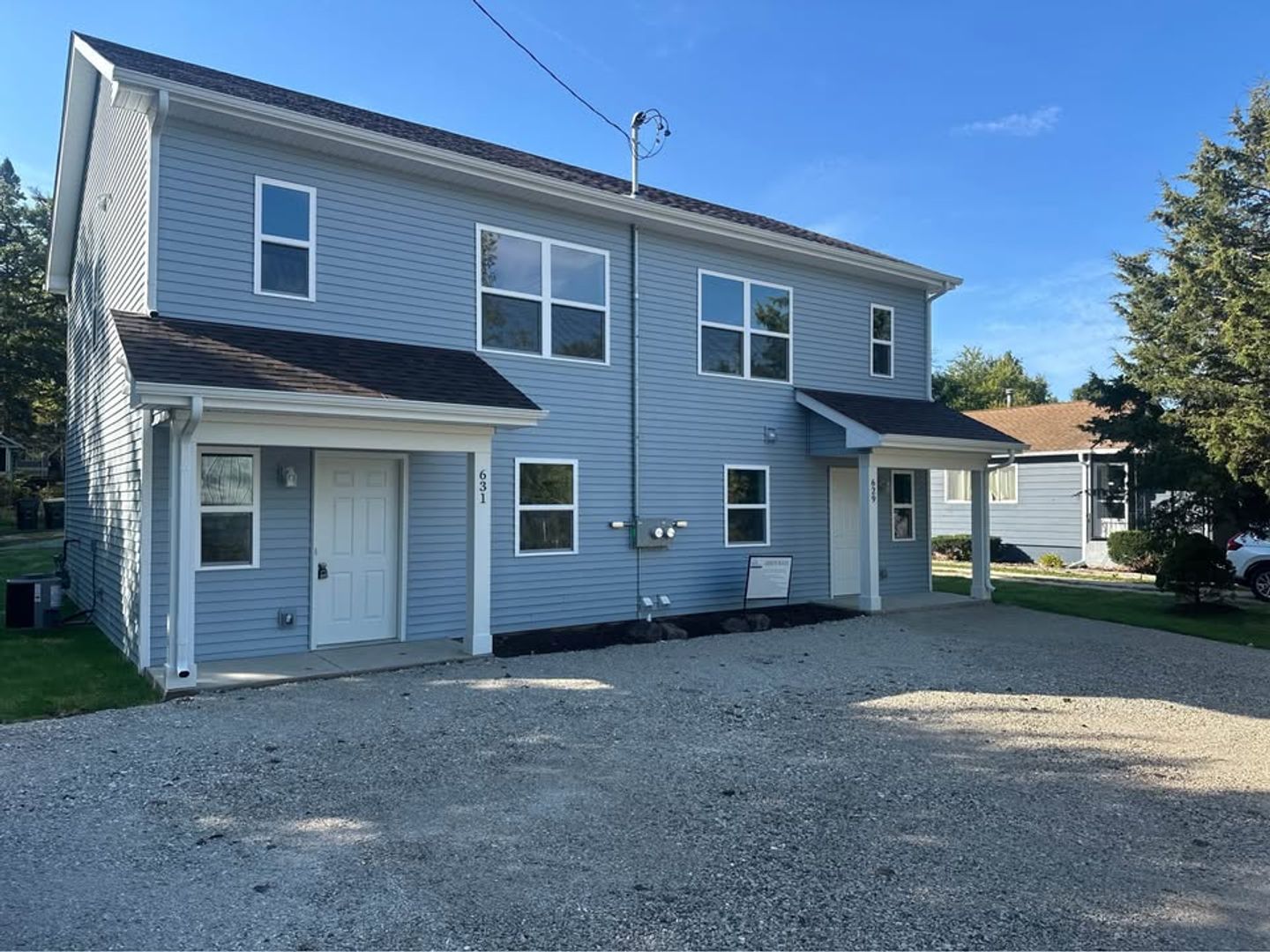 Twin Lakes Apartment: 629-631 Vincent Rd