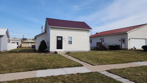 Freshly remodeled 2 bed / 1 bath home with yard and garage in West Salem!