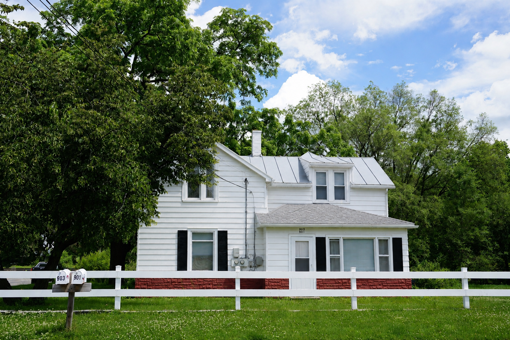 La Crosse Apartment: 901/903 S 26th St.