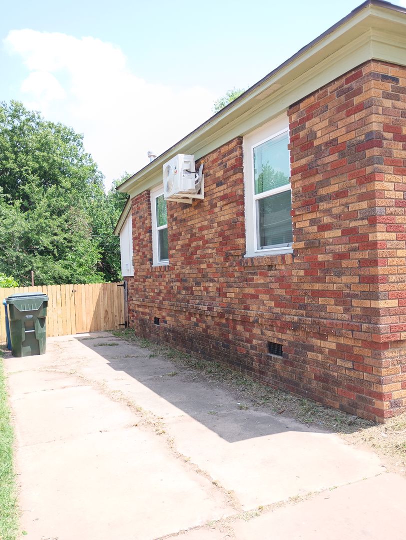 Midwest City House: 404 Mid America Blvd