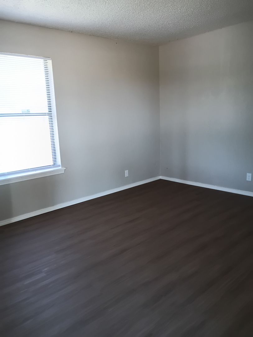 Midwest City House: 1020 N Spencer Rd