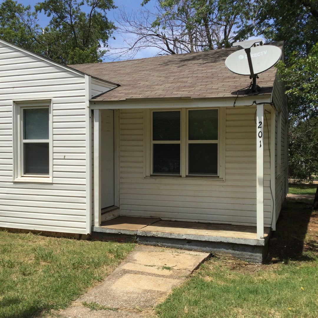 Midwest City House: 201 W Fairchild Dr