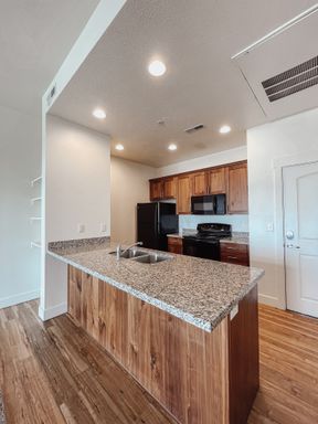 Top Floor 1 bedroom apartment 11- Foot Ceilings! – photo 1