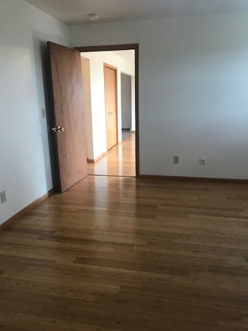 Mandan Apartment: 210 3rd St NE