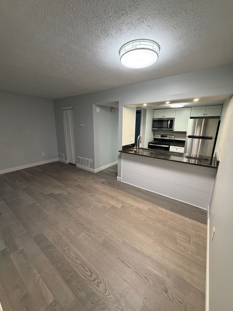 Columbus Apartment: 55 W Starr Ave