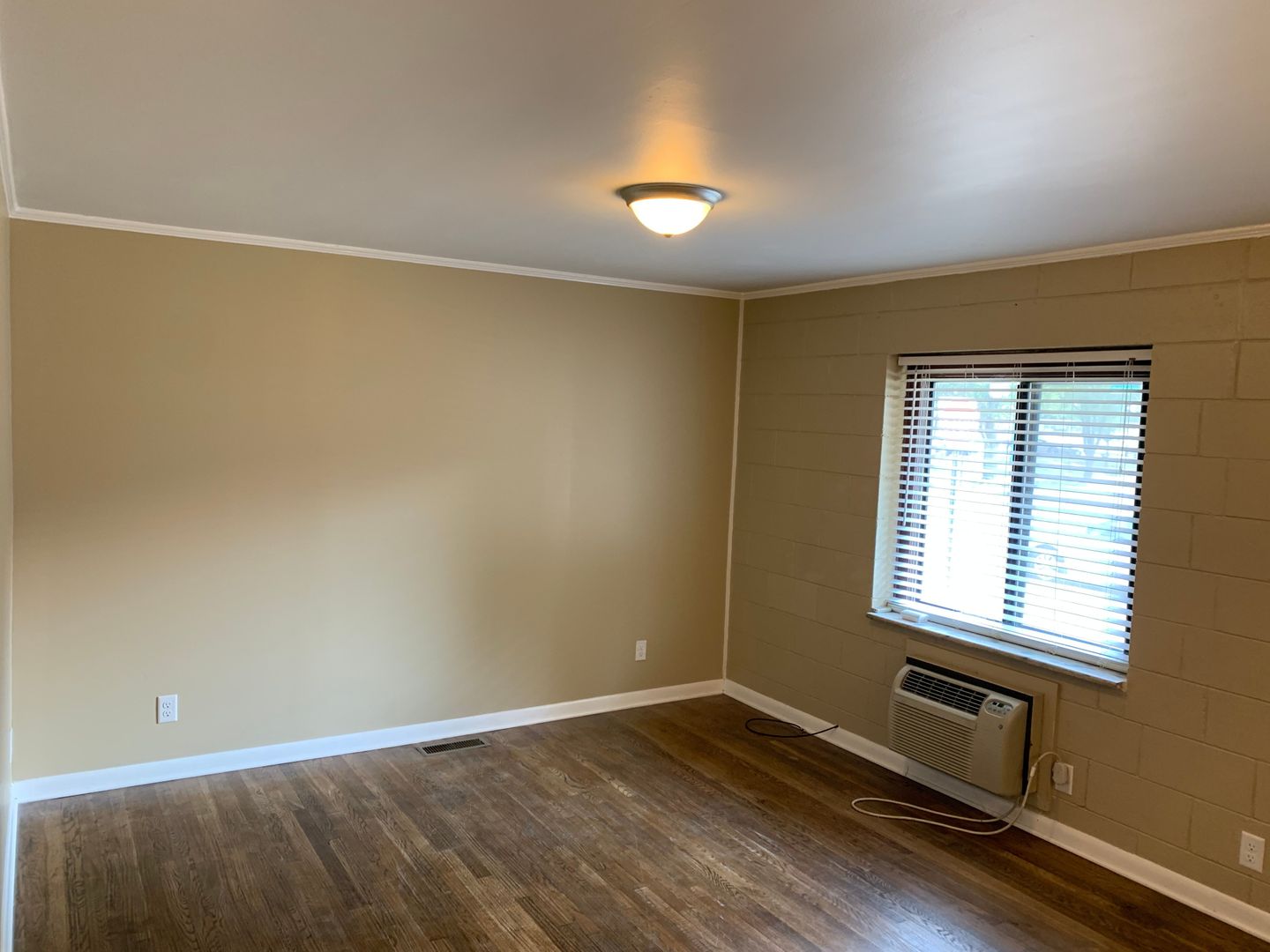 Columbus Apartment: 1355 Oakland Avenue