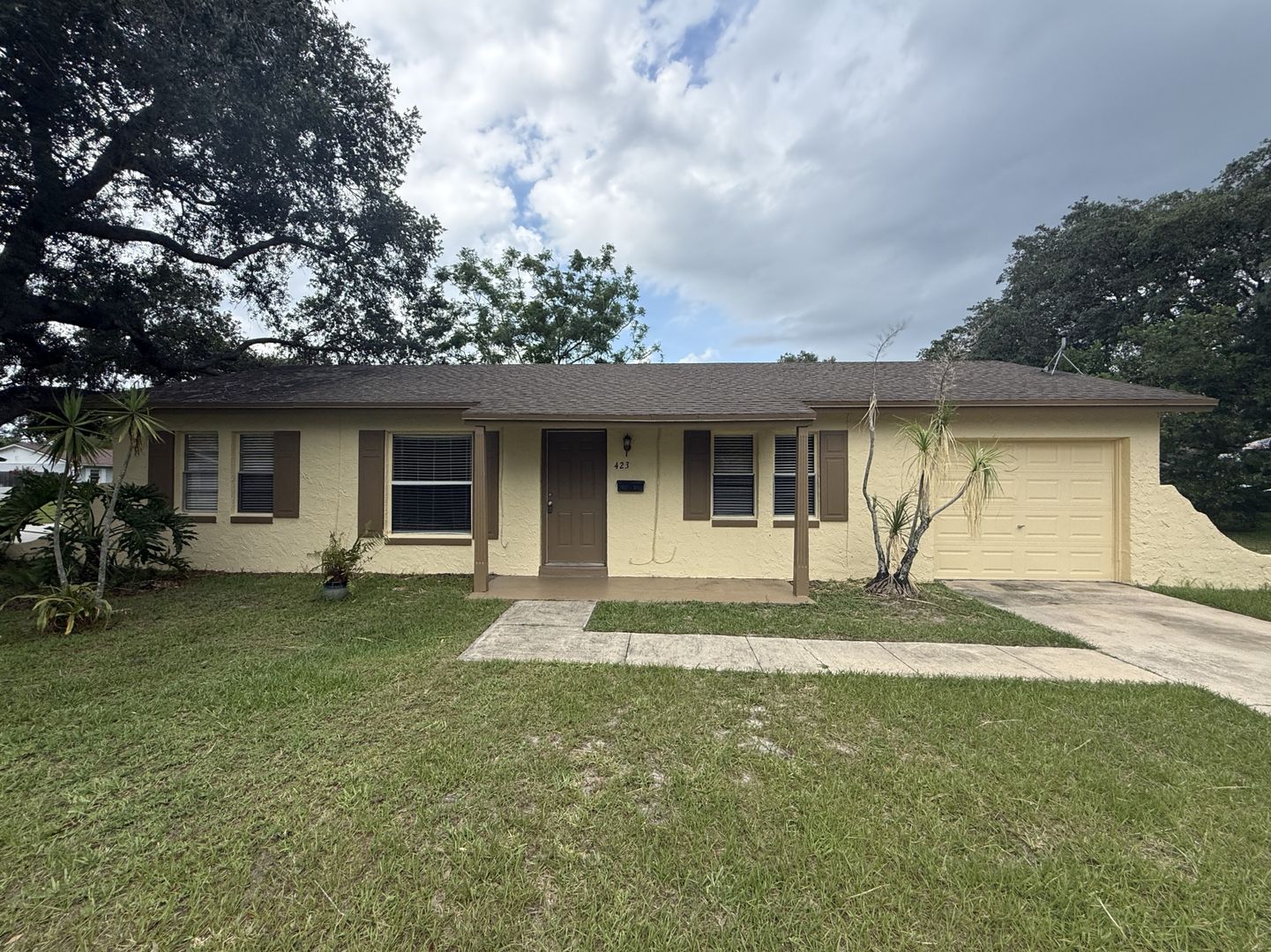 Longwood House: 423 Longwood Circle