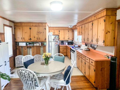 2 Bedroom apartment available Oct 1 Minutes from Downtown Northampton