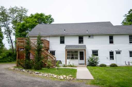2 Bed / 1 Bath Apartment – Amherst | Updated Interior + Convenient Location