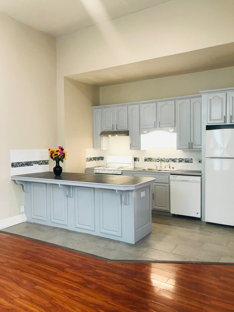 Oakland Apartment: 658 8th Street