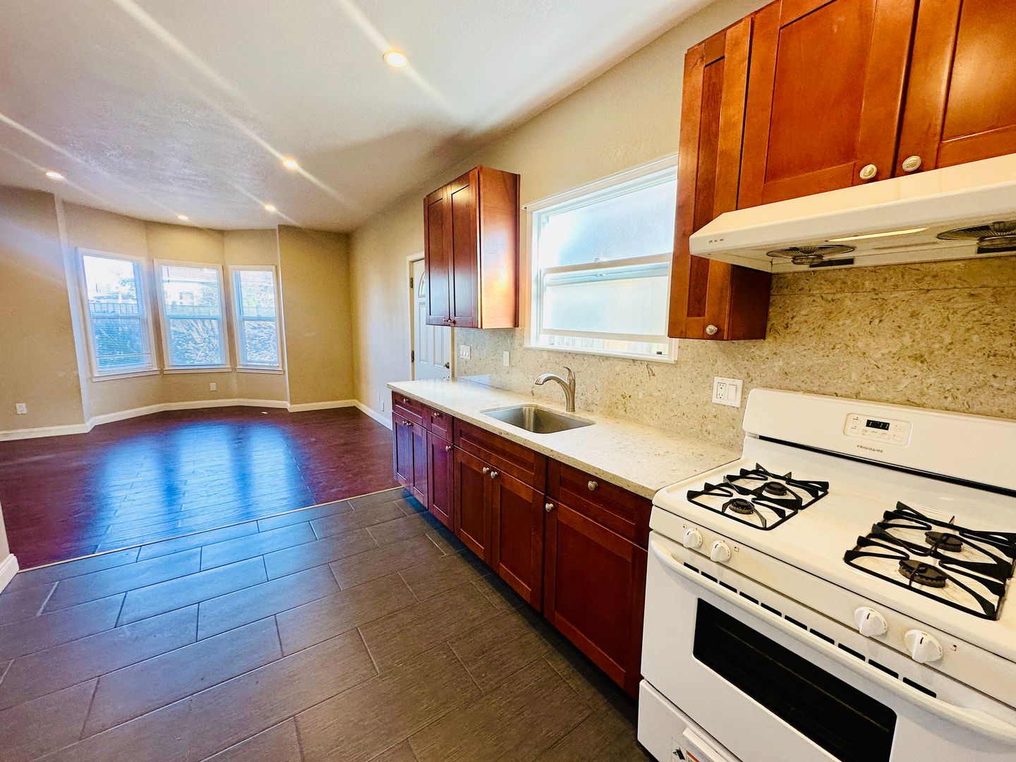 Oakland Apartment: 1089-1091 59TH ST